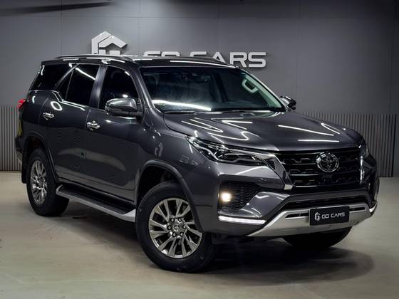 TOYOTA HILUX SW4 2.8 D-4D TURBO DIESEL SRX 4X4 AUTOMÁTICO TOYOTA HILUX SW4 2.8 D-4D TURBO DIESEL SRX 4X4 AUTOMÁTICO